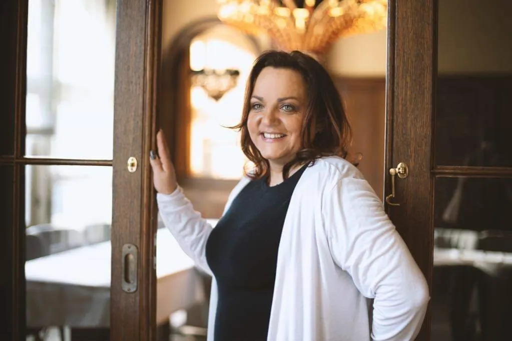 kobieta w relacji z partnerem jako matka, wzorce rodzinne