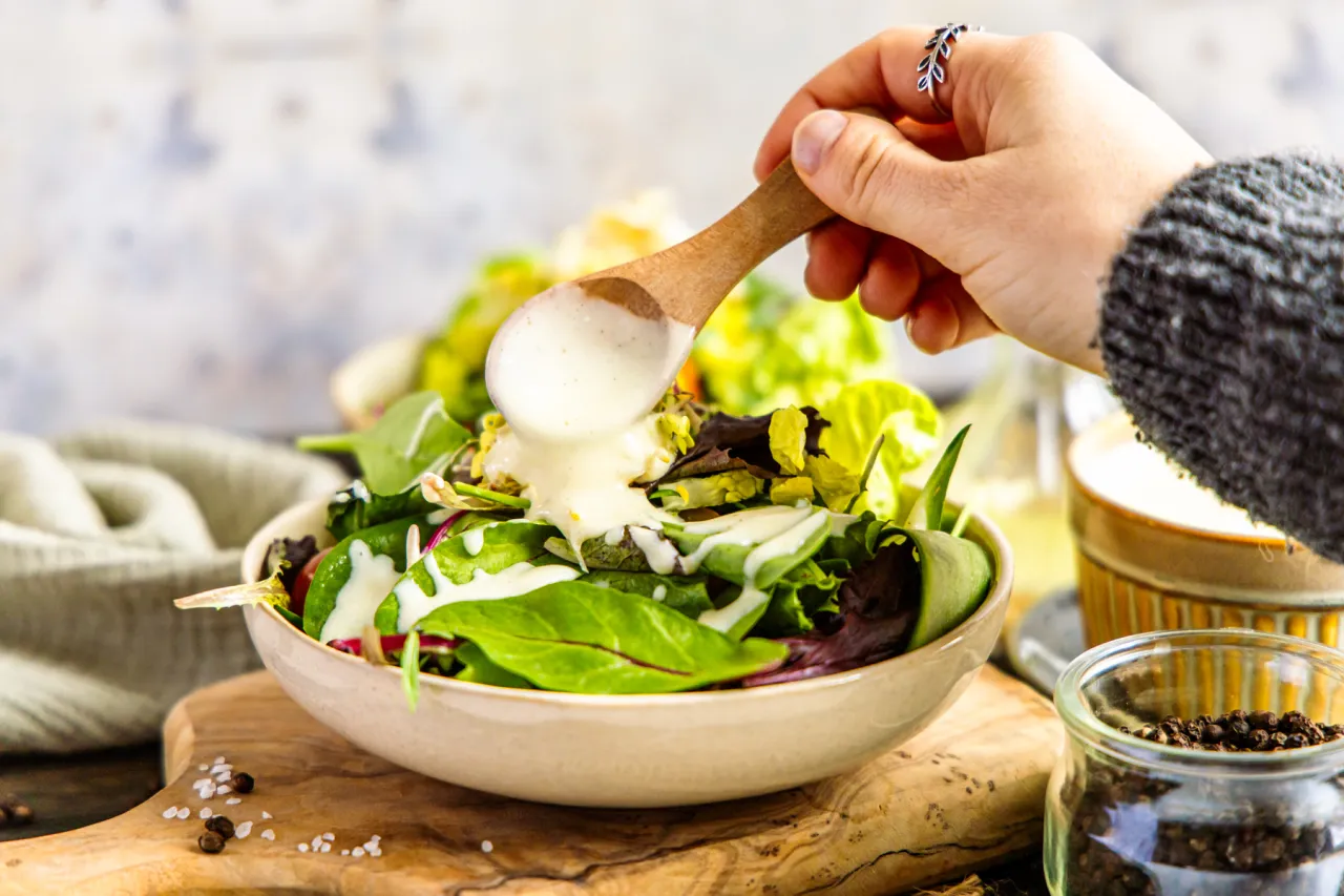 Verschiedene Dressings in kleinen Sch&uuml;sseln: Joghurt-Dressing, Vinaigrette, Honig-Senf-Dressing