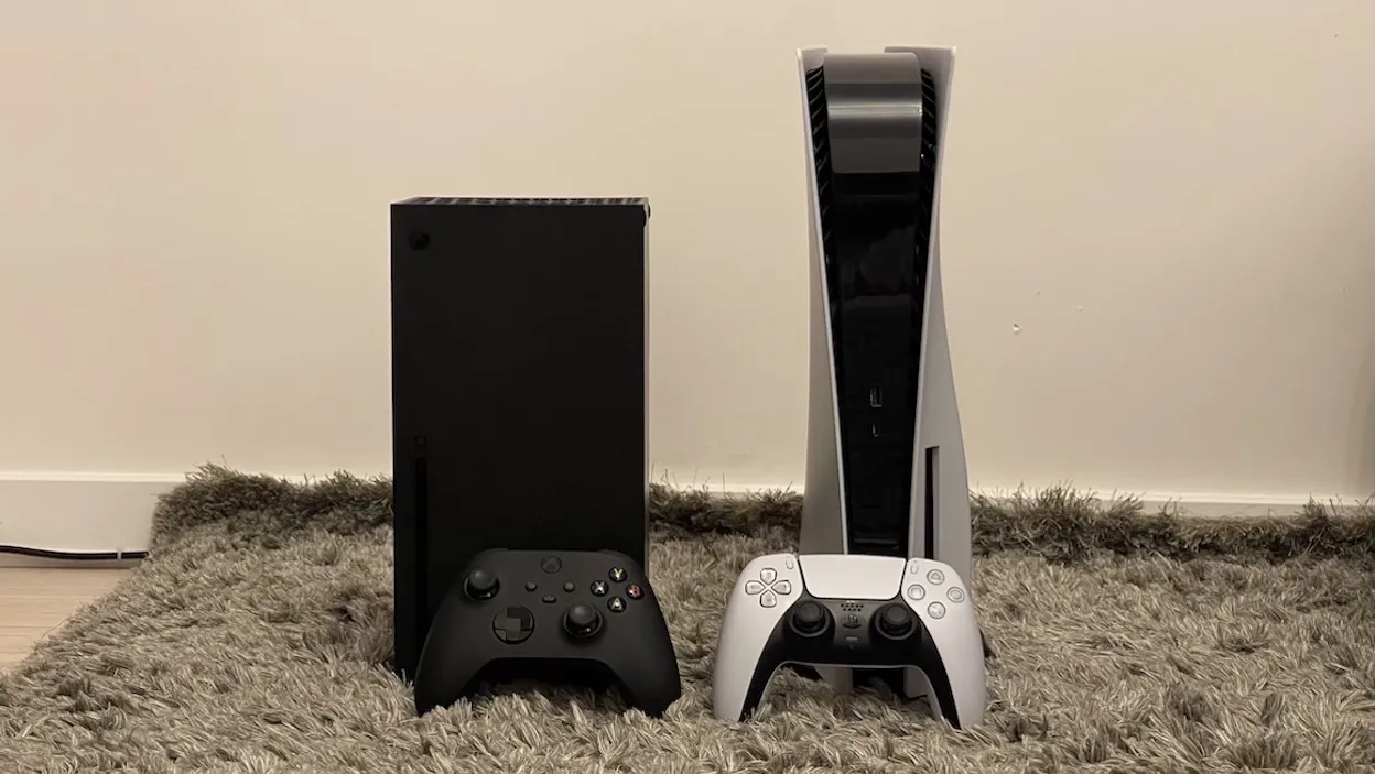 PS5 i Xbox Series X konsole obok siebie