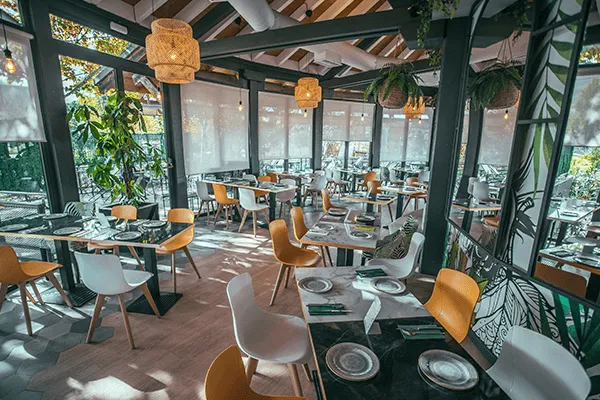 ambiente restaurante Pizza Jard&iacute;n Moraleja Green