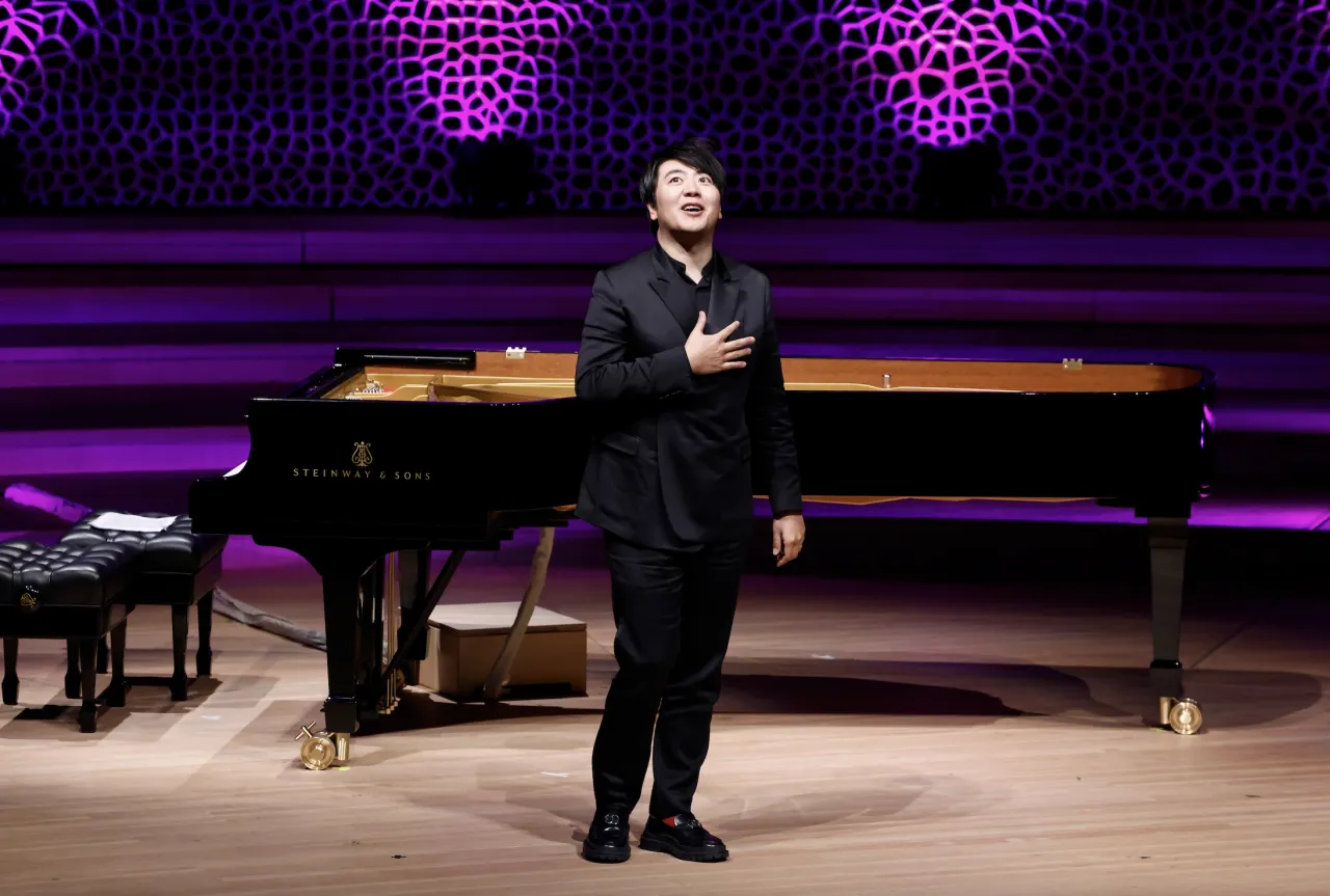 Specjalista oceniający stan fortepianu