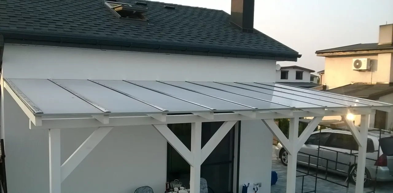 Zadaszenie tarasu poliwęglanem r&oacute;żne kolory