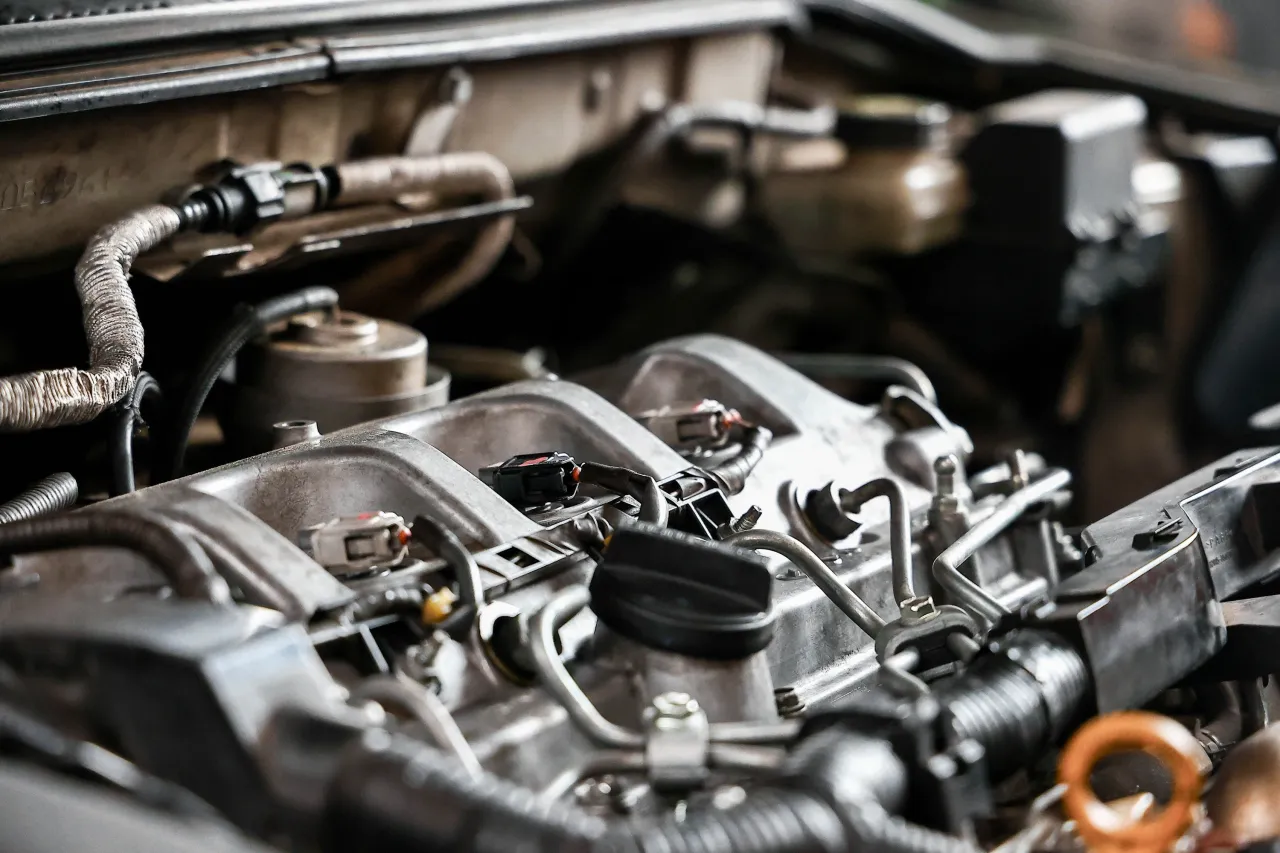 samochód jedzie autostradą DPF regeneracja