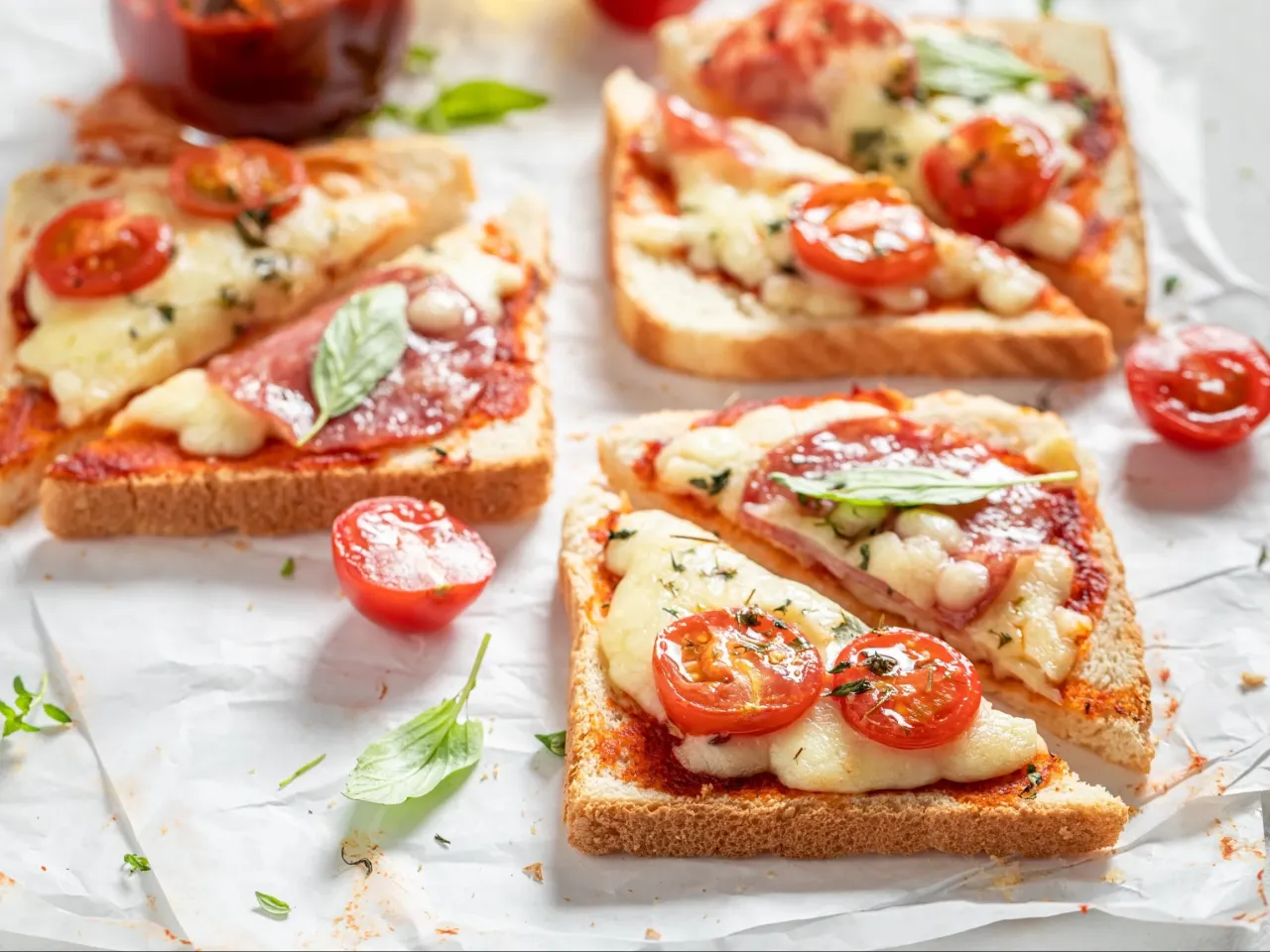 Różne warianty zapiekanki z chleba tostowego