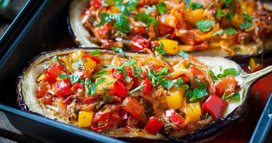 R&oacute;żne dania z faszerowanego bakłażana