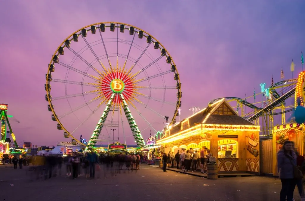 Riesenrad Cannstatter Wasen bei Sonnenuntergang