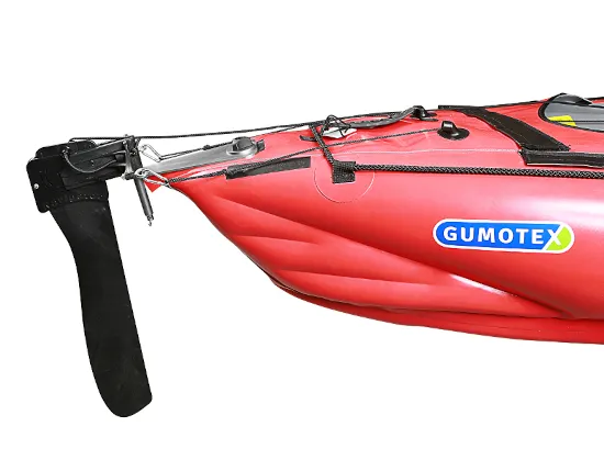 kajak ze sterem na wodzie