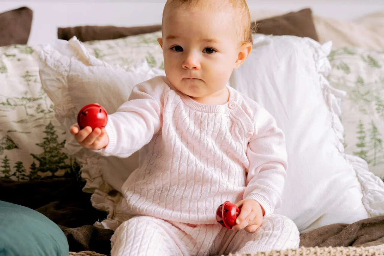 niemowlę 3 miesiące bawi się rączkami