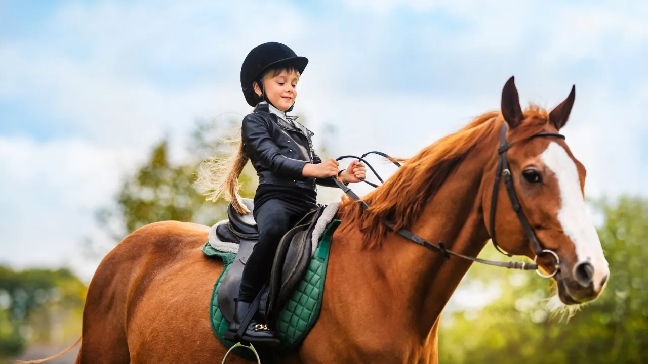 Studentka jeżdżąca konno na zajęciach praktycznych