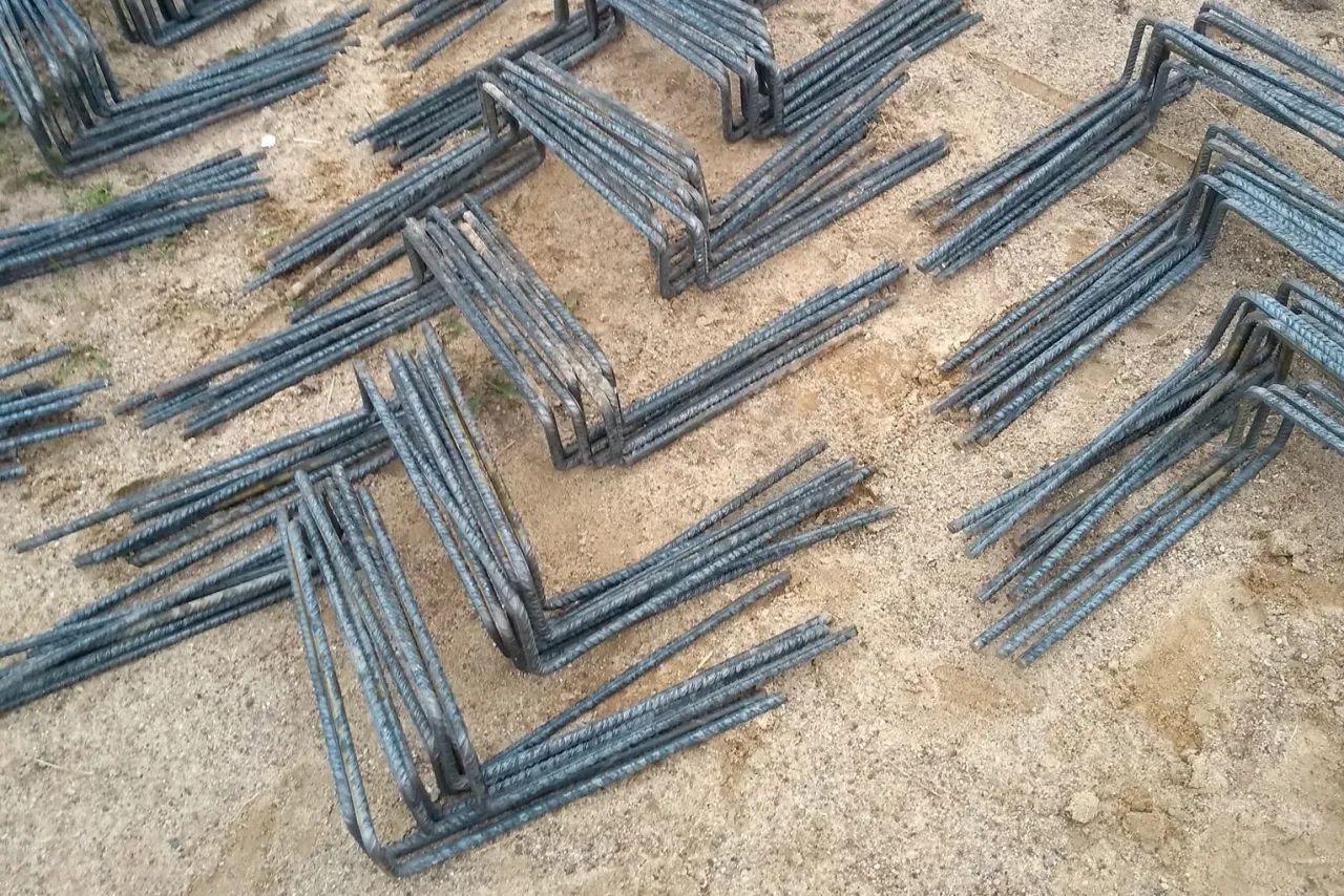 kobyłki zbrojeniowe w konstrukcji żelbetowej przed betonowaniem
