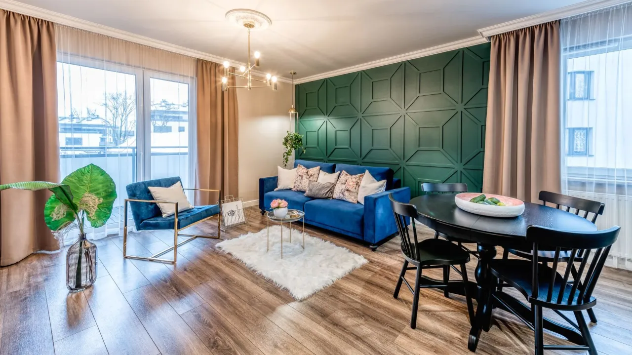 Wnętrza z meblami olchowymi i zielonymi lub niebieskimi ścianami aranżacje