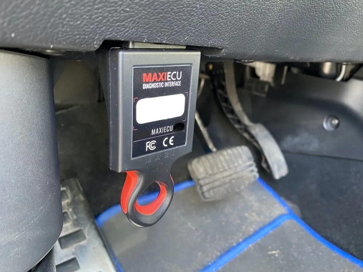 MAXIECU Diagnostic Interface, idealny jaki interfejs diagnostyczny do Toyoty. Podłączony pod deską rozdzielczą, gotowy do pracy.