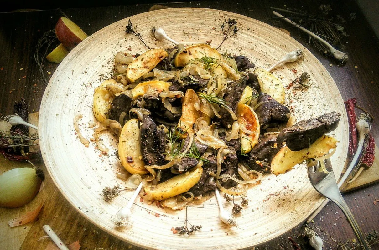 wątróbka drobiowa z grilla z jabłkiem i cebulą w folii