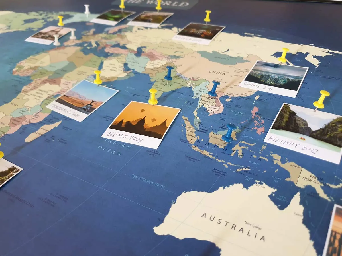 Mapa świata z zaznaczonymi egzotycznymi miejscami podr&oacute;ży