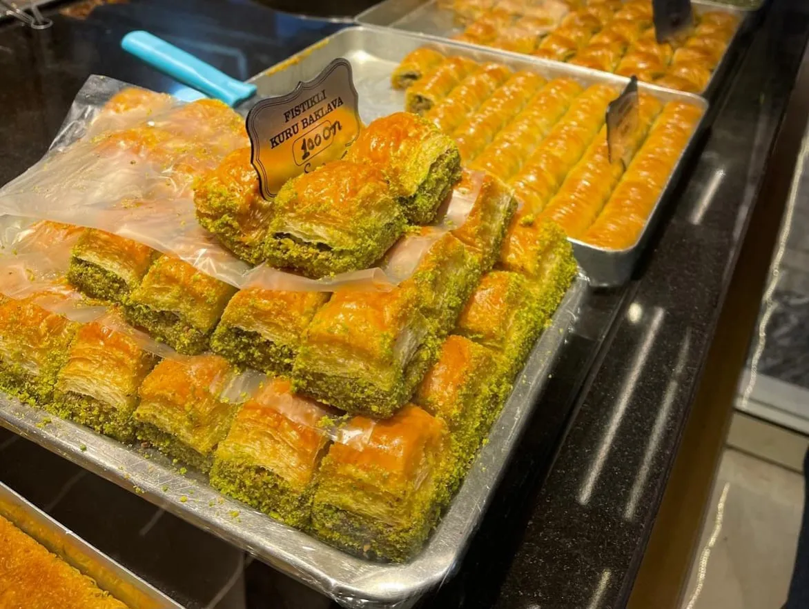 Tureckie słodycze lokum, baklava i chałwa na tacy