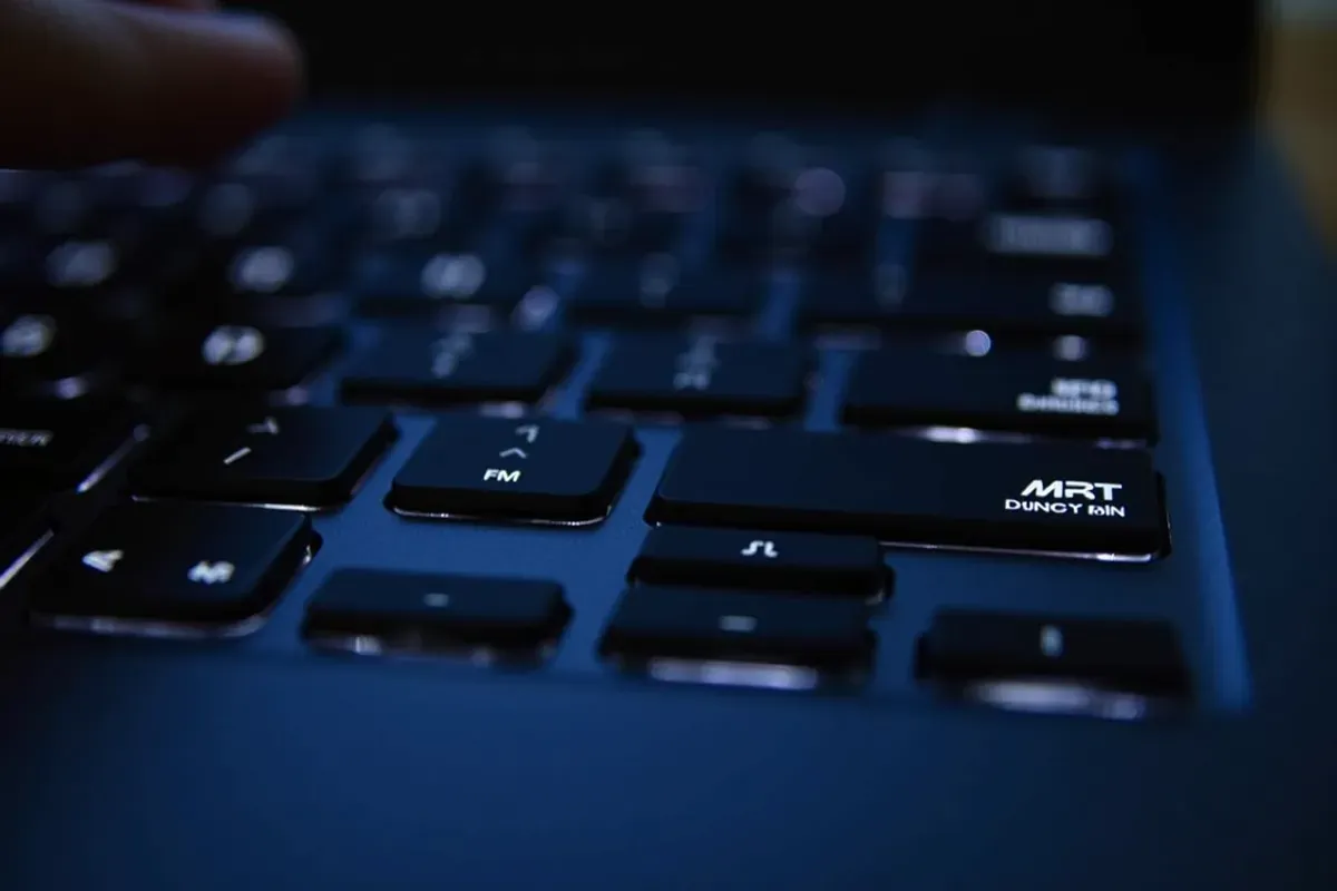 Niebieskie podświetlenie klawiatury Dell tworzy magiczną atmosferę podczas nocnej pracy.