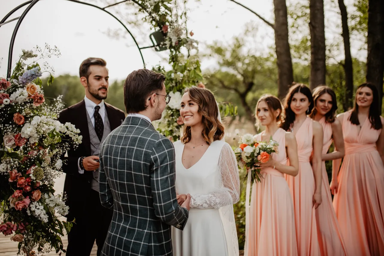 Krawcowa dopasowująca suknię ślubną na miarę