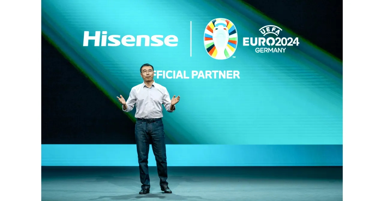 Mężczyzna prezentuje logo Hisense, oficjalnego partnera UEFA EURO 2024. Hisense to firma znana z elektroniki.