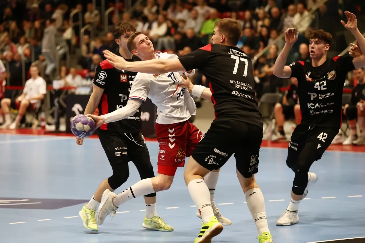 mecz piłki ręcznej akcja dynamiczna