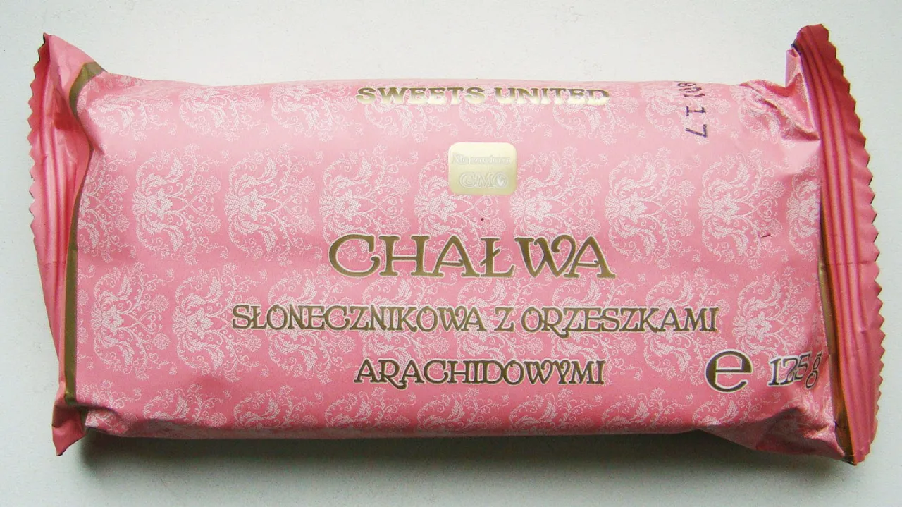 R&oacute;żowa chałwa słonecznikowa z orzeszkami arachidowymi. Czy chałwa jest wegańska? Opakowanie z napisem 