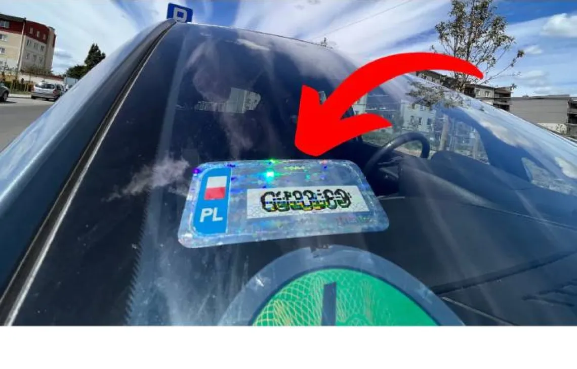 Naklejki na szybie samochodu przepisy