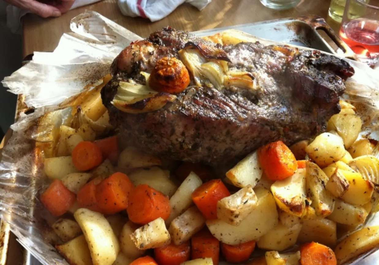 pieczona karkówka w całości z warzywami