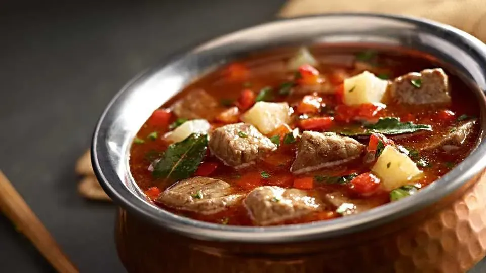 sycąca zupa gulaszowa w misce z pieczywem