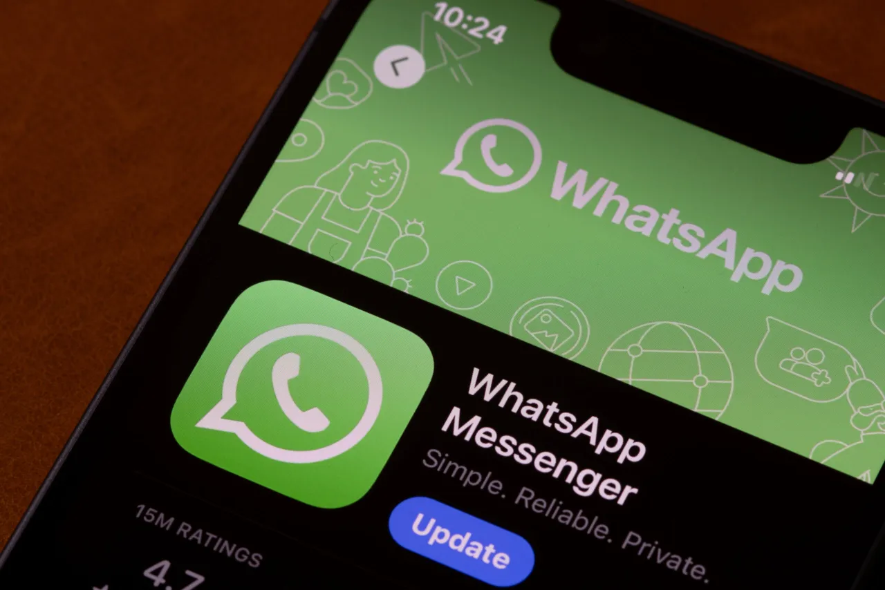 Zrzut ekranu: WhatsApp w App Store z przyciskiem Uaktualnij