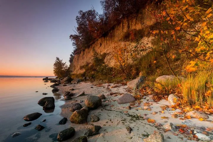 Spacer brzegiem morza jesienią