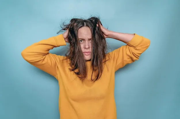 Kobieta zaniepokojona, trzymająca się za głowę