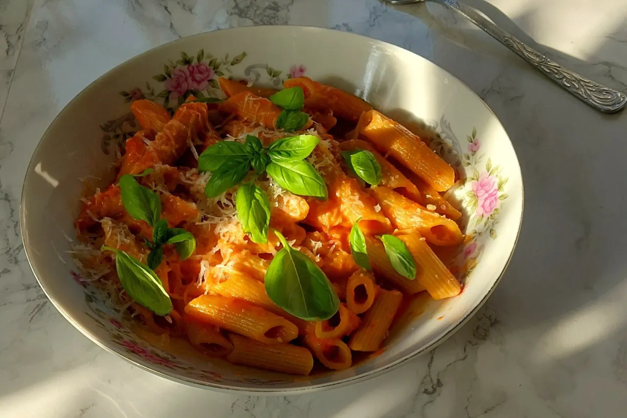 Penne Arrabbiata przepis: aromatyczny makaron z pikantnym sosem pomidorowym, świeżą bazylią i parmezanem. Idealny na szybki obiad.
