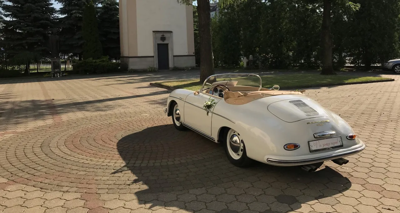 samochód zabytkowy do ślubu vs samochód sportowy do ślubu