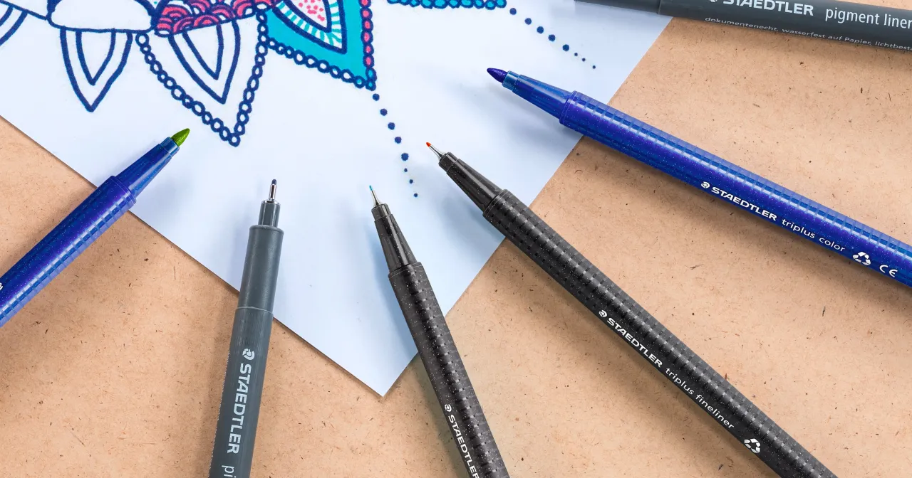 Fineliner Sortiment und Zeichenpapier