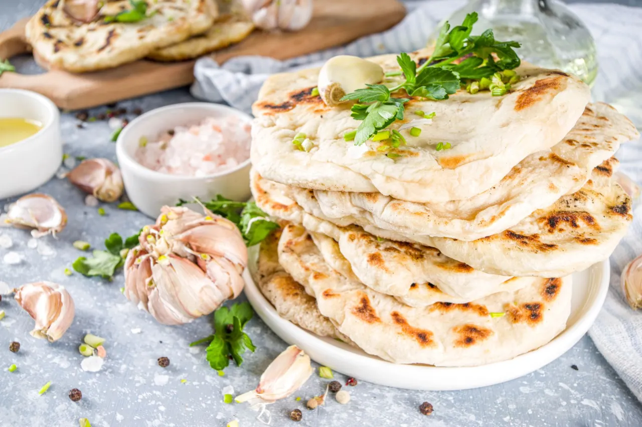 naan czosnkowy z kolendrą