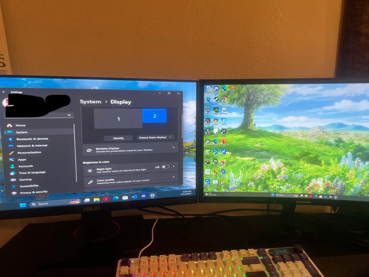 osoba pracująca na dwóch monitorach