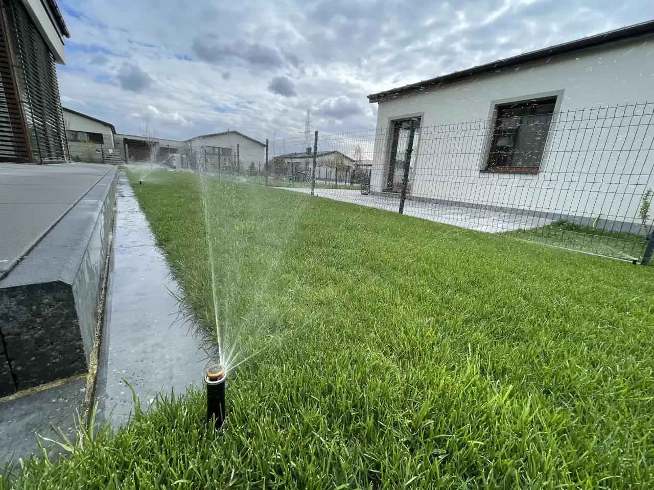 nierównomierne nawadnianie trawnika