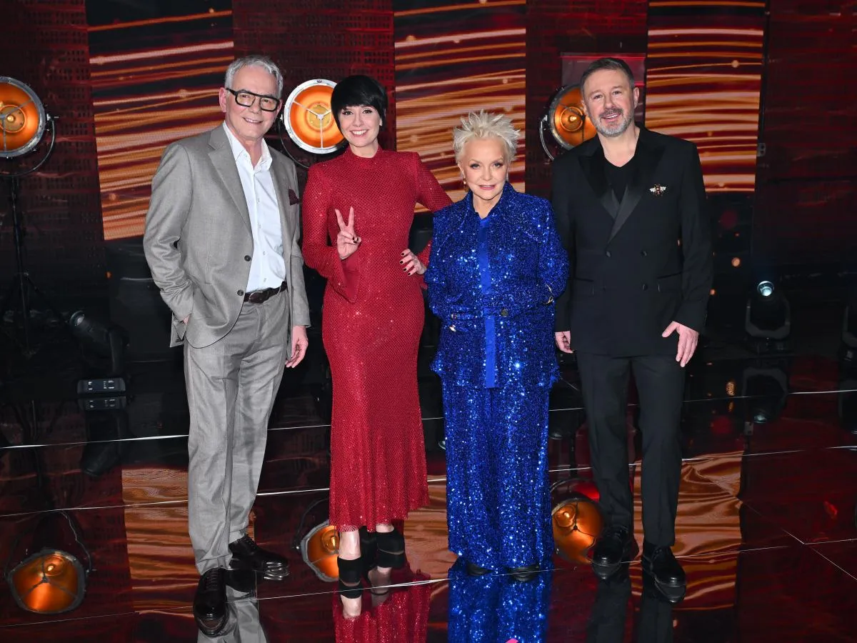 Czterech jurorów The Voice Senior pozuje na scenie. Kto wygrał Voice Senior? Dowiemy się wkrótce!