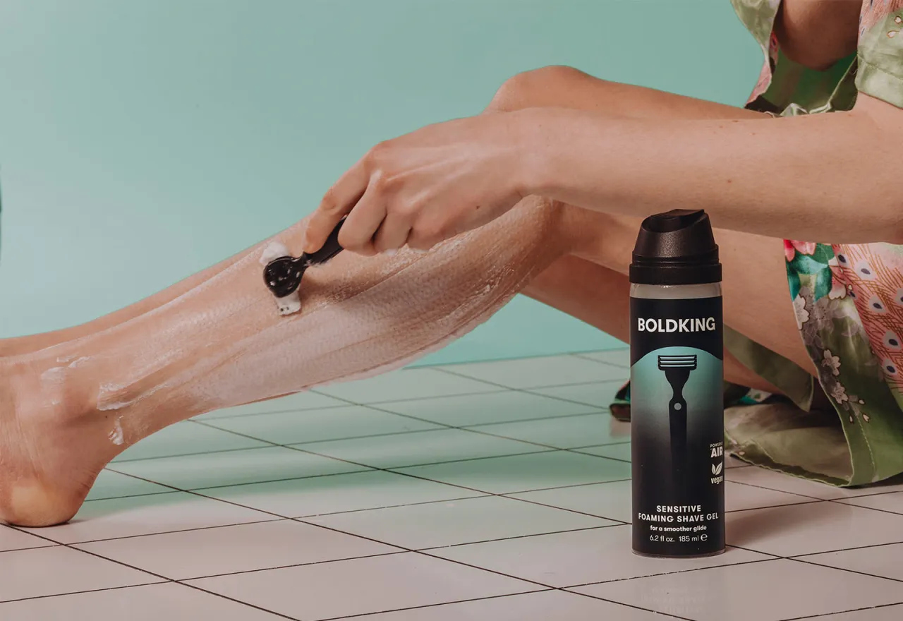 Mężczyzna goli nogi sportowiec