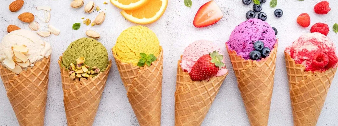 serwowanie lodów malinowych z dodatkami