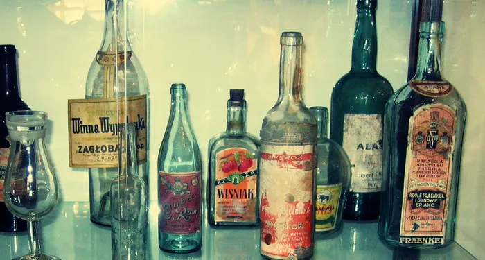butelki r&oacute;żnych polskich alkoholi w&oacute;dka piwo wino