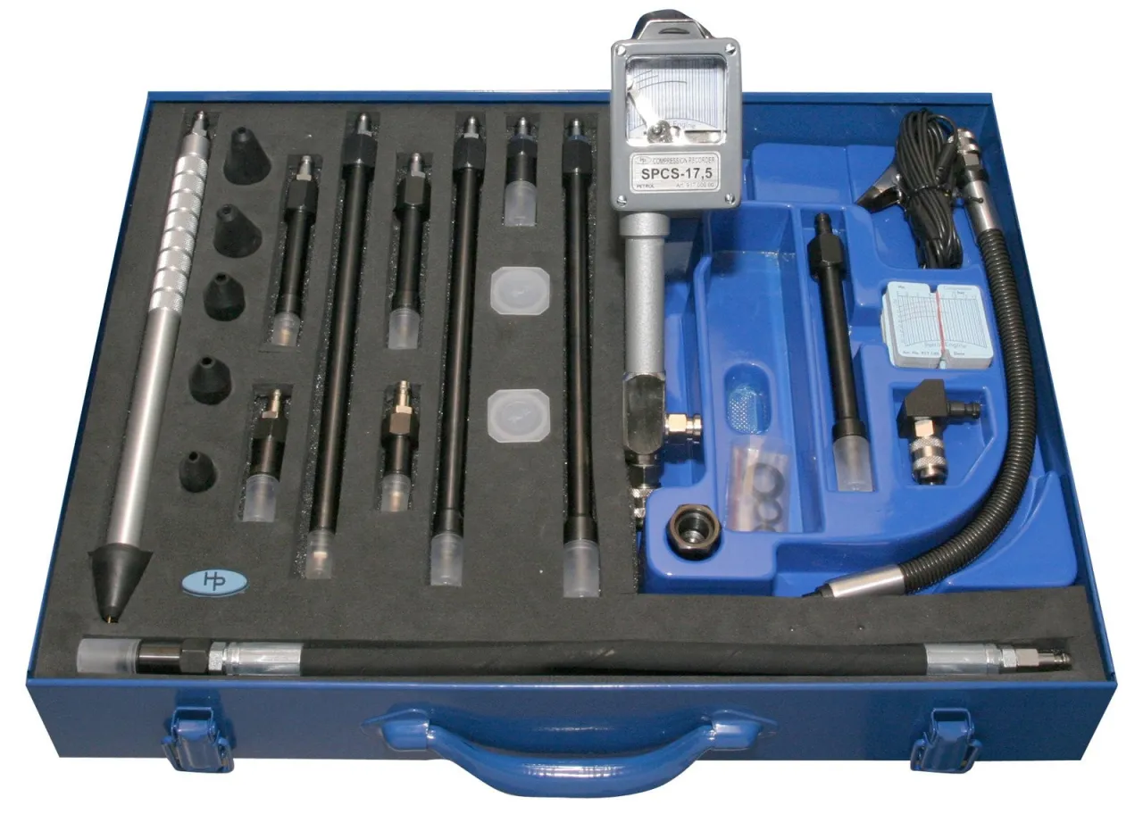 Zestaw do pomiaru kompresji silnika. Wypalony zaw&oacute;r może być przyczyną niskiej kompresji, a ten przyrząd pomoże to zdiagnozować.