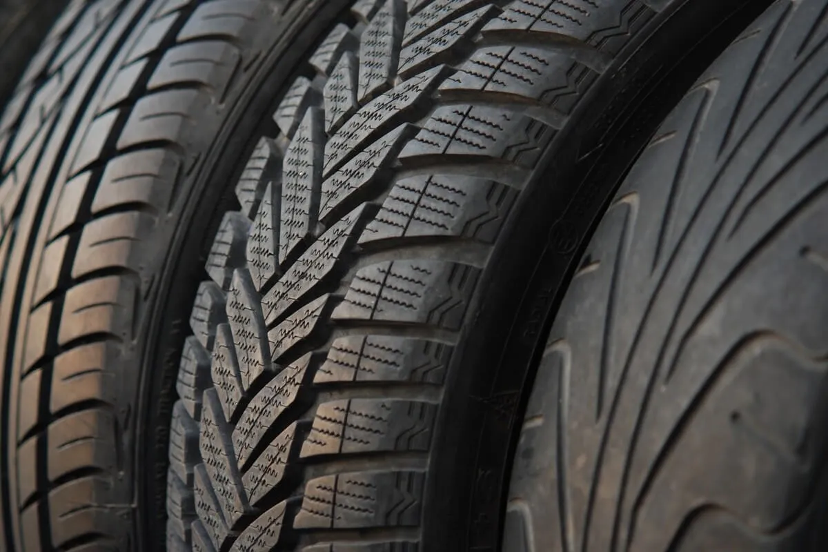Por&oacute;wnanie bieżnika opony zimowej i wielosezonowej