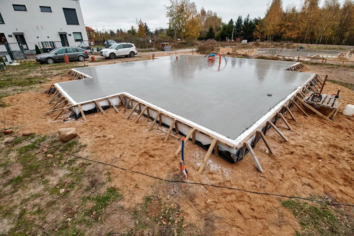 rodzaje fundament&oacute;w ława a płyta