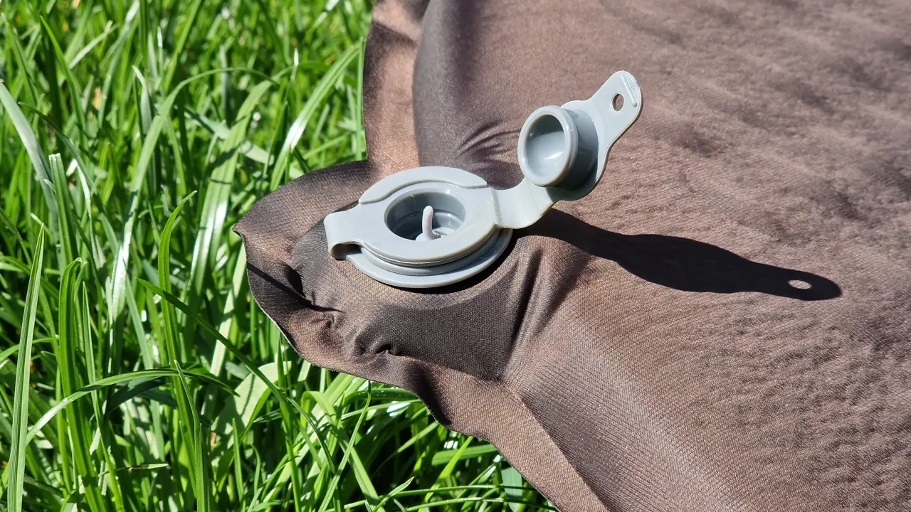 zwijanie materaca samopompującego technika