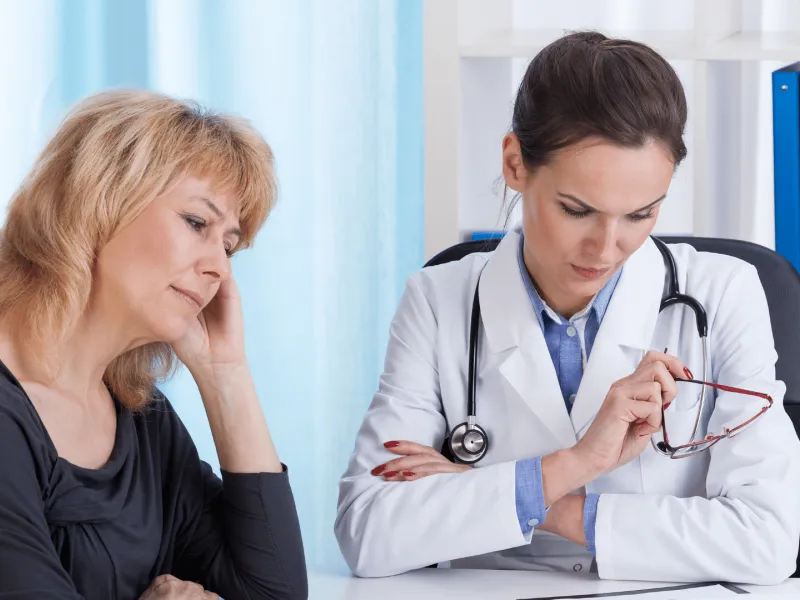 lekarz internista w gabinecie