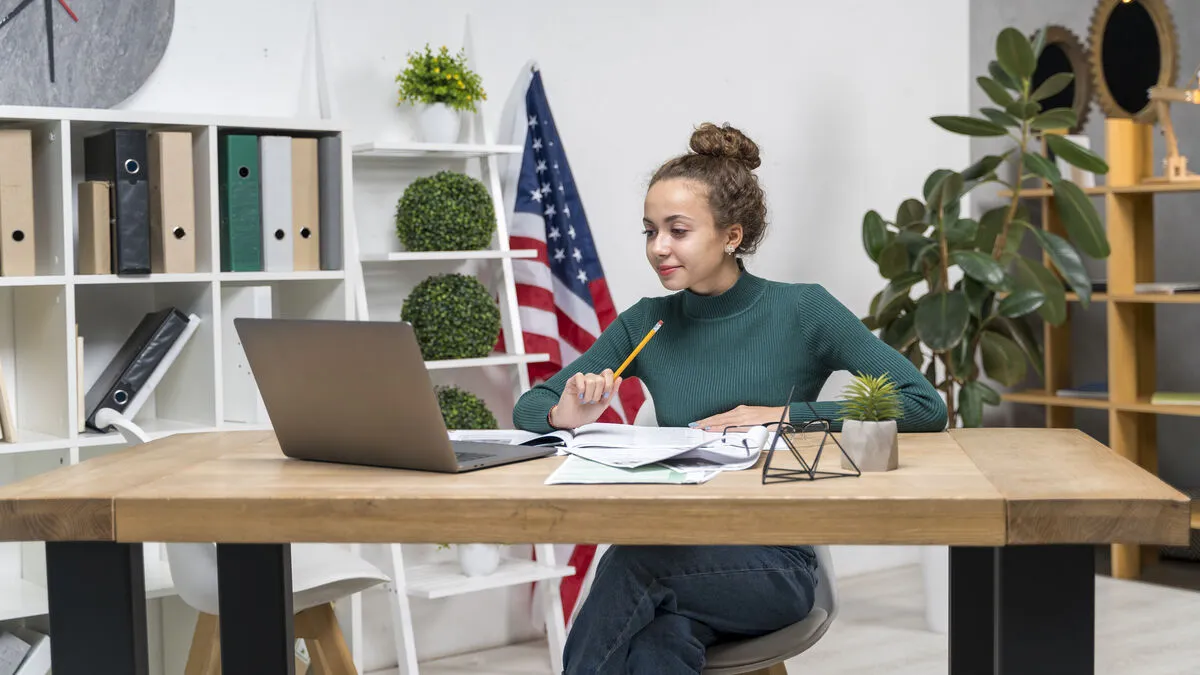 Osoba sprawdzająca CV na komputerze