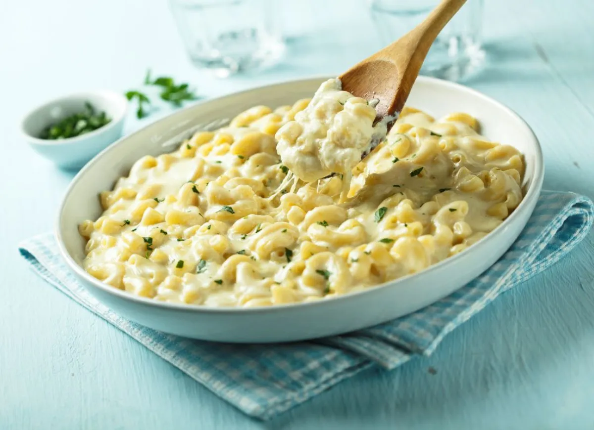 Pyszne Mac and Cheese przepis na kremowy makaron z serem, posypany natką pietruszki. Idealny na szybki obiad.