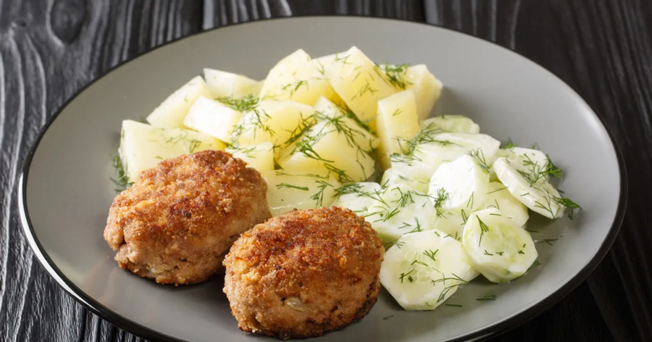 Dwa kotlety mielone z chrupiącą panierką, podane z ziemniakami i mizerią. Idealne co zamiast bułki tartej do mielonych to właśnie taka panierka!