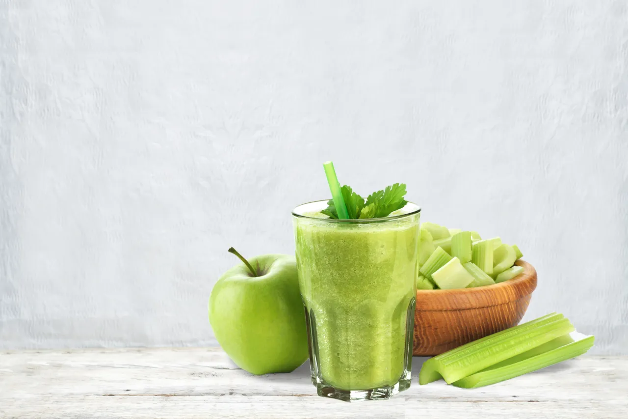 Sok z selera naciowego z jabłkiem i cytryną