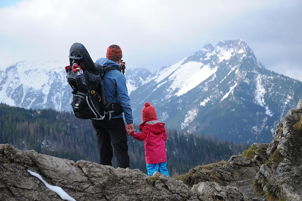 dziecko idące szlakiem górskim z rodzicami
